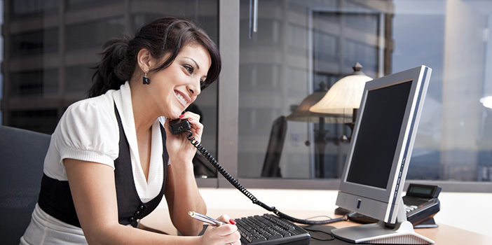 Kvinde taler i telefon